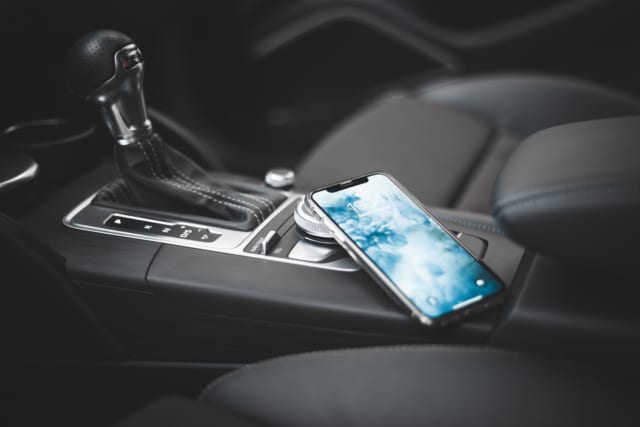 車内にあるスマホ