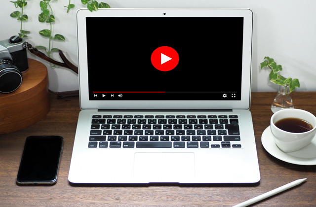 PCにYoutube画面が移っている画像