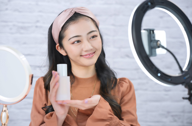 女性がコスメ商品を紹介している画像