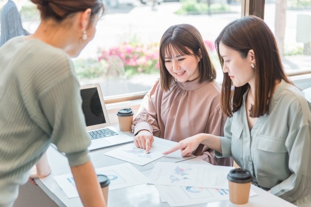 会社選びを行っている女性達