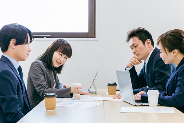 オーガニック検索が減少している理由について会議している社員
