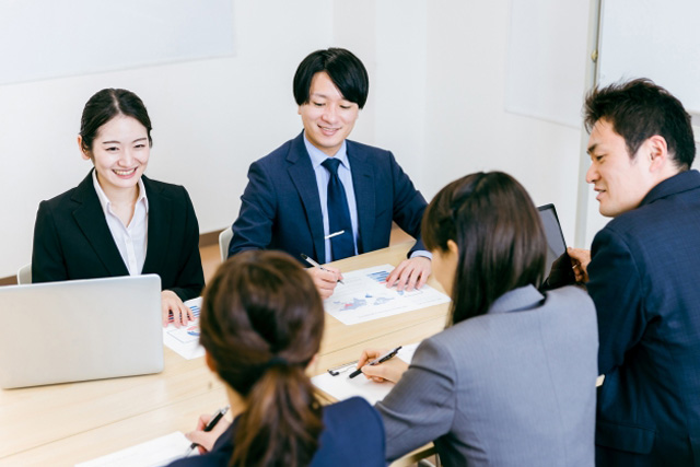 会議をしている社員