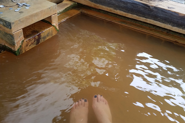 足湯に浸かる女性