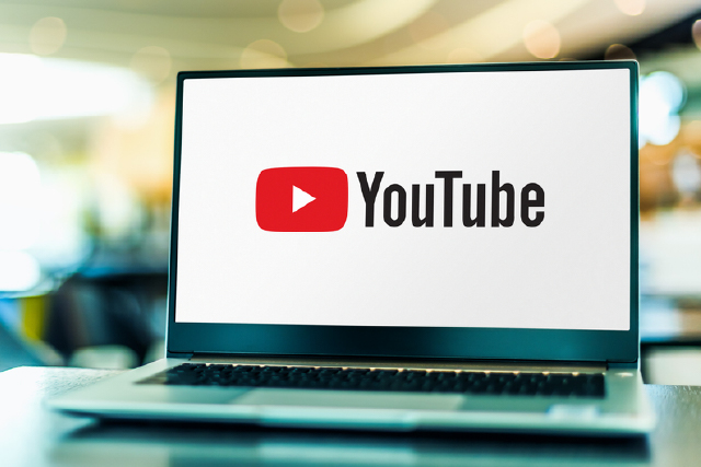 パソコンに表示されたYouTubeのロゴ