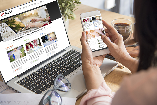 PCとスマホでサイトを見る女性