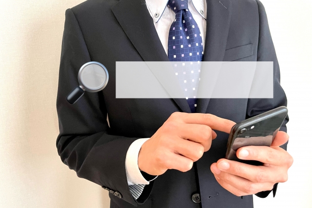 スマホで検索する男性