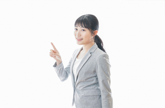 女性が指をさしている