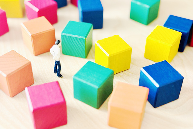 多くのブロックの中から一つを選ぶミニチュア