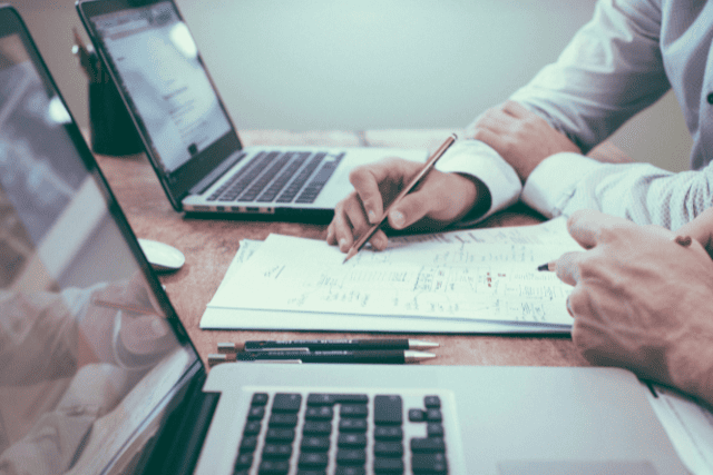 戦略を話し合う人々