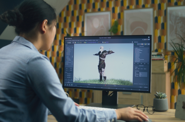女性がデスクトップで3Dモデリングをしてる様子