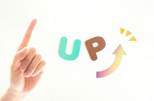 アップの文字と指先