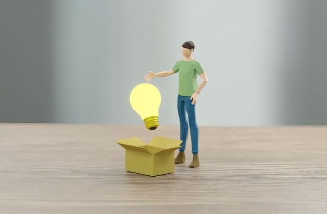 段ボール箱と電球