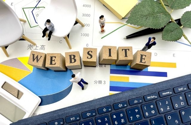 ウェブサイトの文字とミニチュア