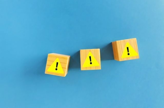 注意マークが書かれたブロック