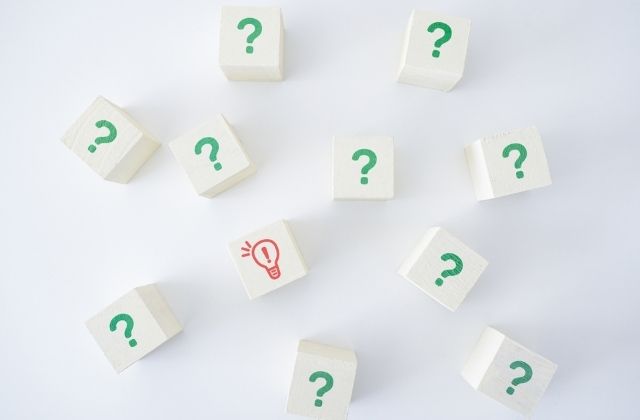 疑問符が書かれたブロックと電球が書かれたブロック