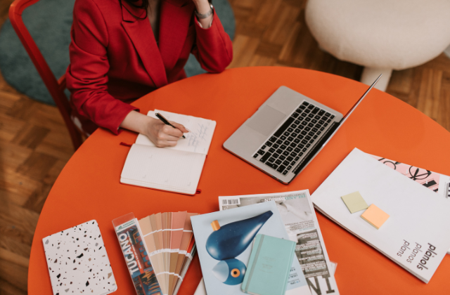 プレスリリースの内容を考案する女性ライター