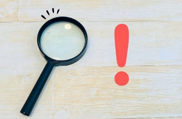 虫眼鏡と注意マーク