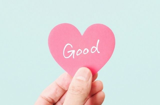 グッドと書かれたハートを持つ手