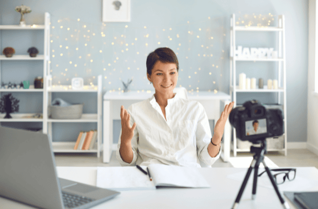 レビュー動画・紹介動画に出演する女性と動画撮影の風景