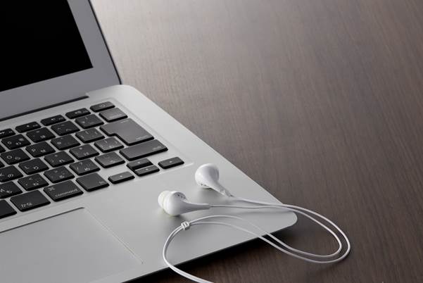 イヤホンとパソコン
