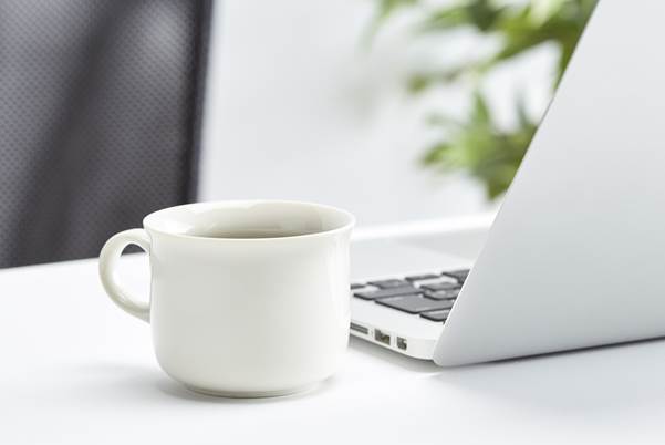 パソコンとコーヒーカップ