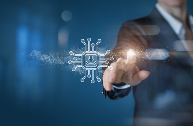 スーツの人がデジタル画面を押している画像