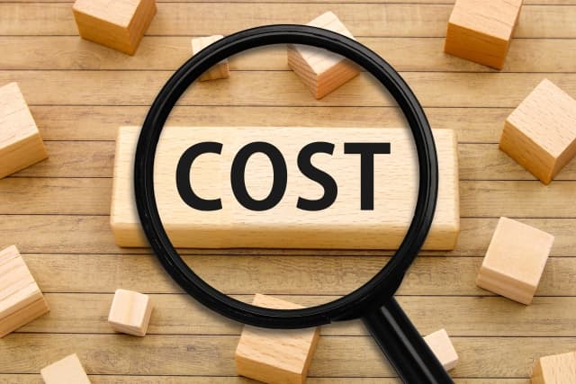 COSTと書かれた木材