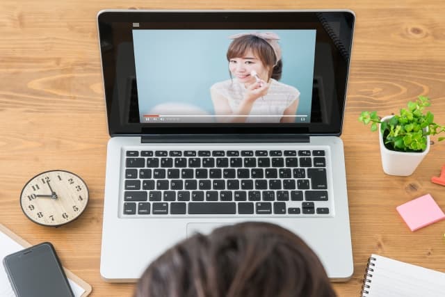 パソコンで動画を見ている様子