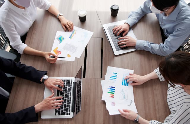 会議している様子