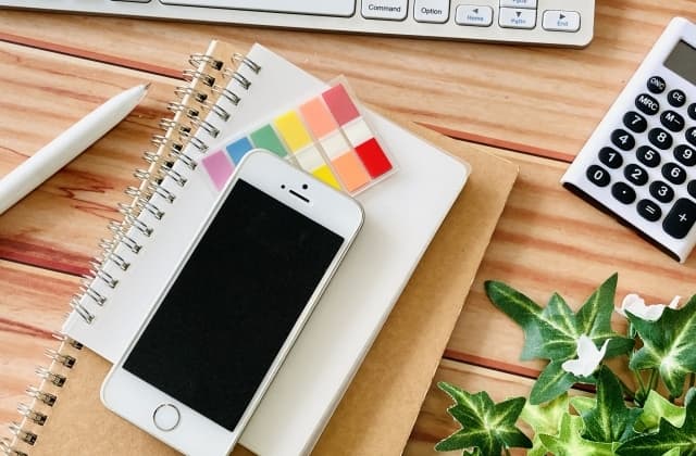 デスクの上に携帯やメモ帳