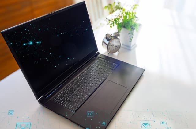 机の上にパソコン