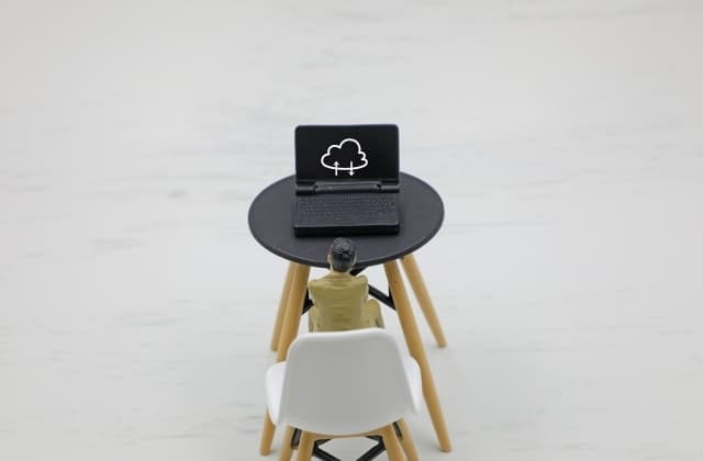 パソコンに向き合うミニチュア男性