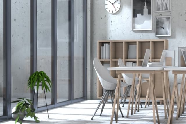 会社のオフィスに机と椅子