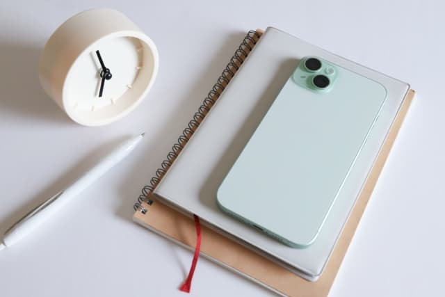 机の上に手帳と時計