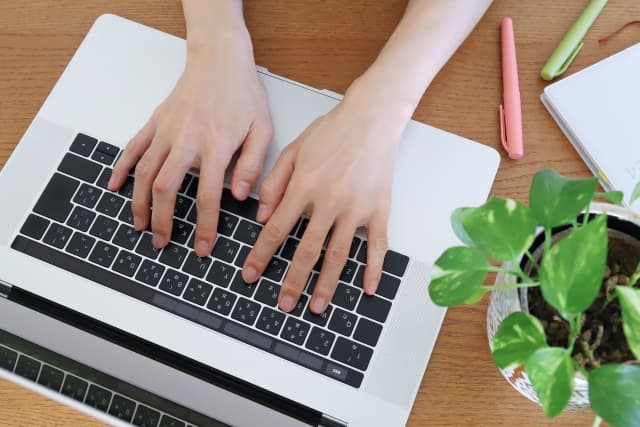 タイピングしている様子