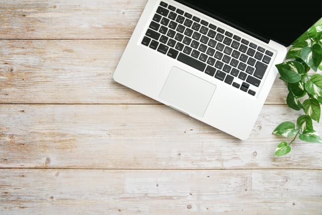 机の上にパソコン