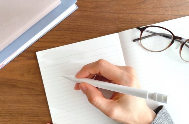 メモ帳に何か書こうとしている様子