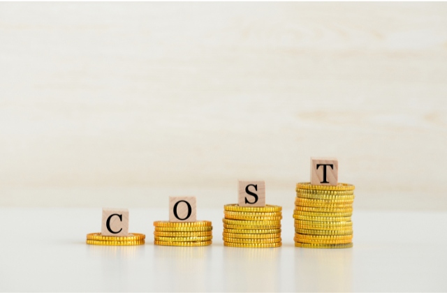 お金の上にcostという文字が乗っている画像