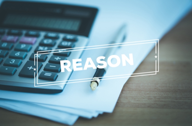 紙とペンと電卓を背景にして「reason」と書いている画像