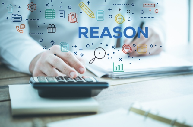 電卓を打っている人を背景として「reason」の文字が映っている画像
