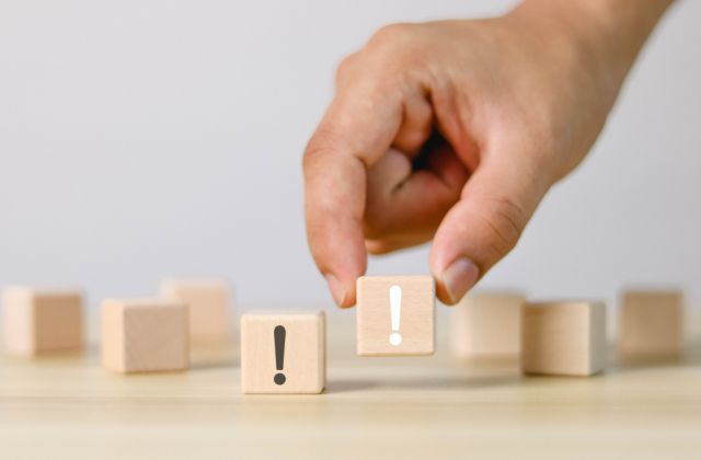 エクスクラメーションマークが書かれたブロック2つ