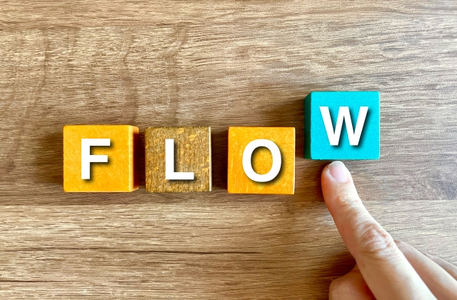 ローマ字でFLOWと書かれている模型