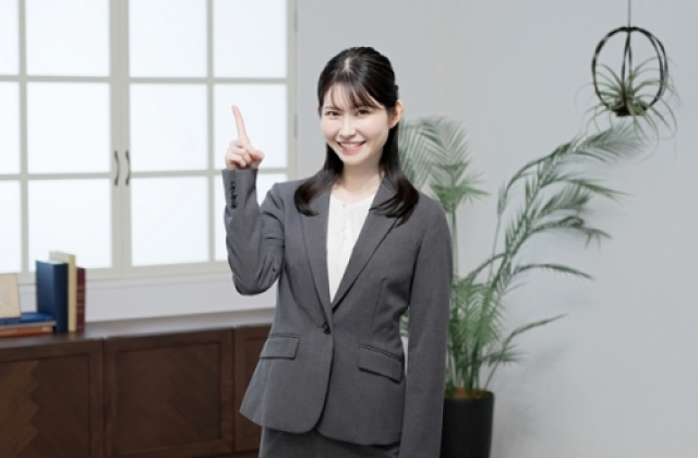 指でポイントを指し示す女性