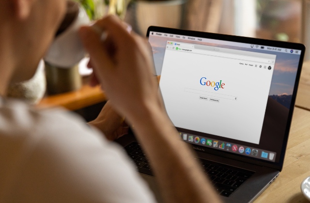 パソコンでGoogle検索している画像