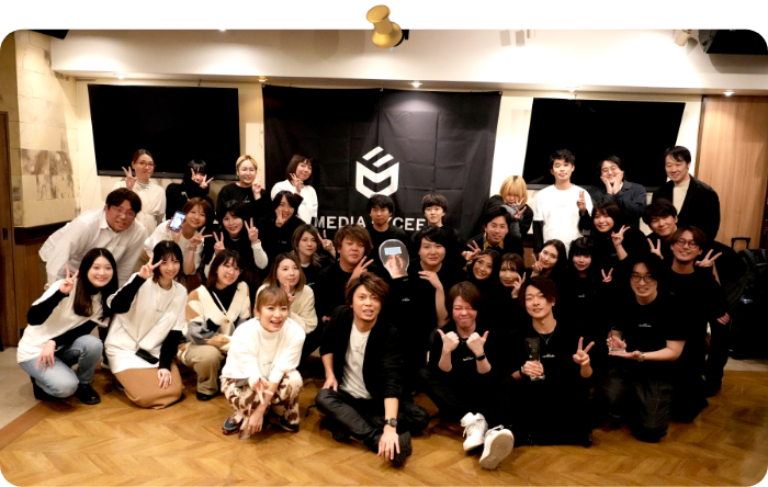 株式会社メディアエクシードのスタッフメンバーの集合写真