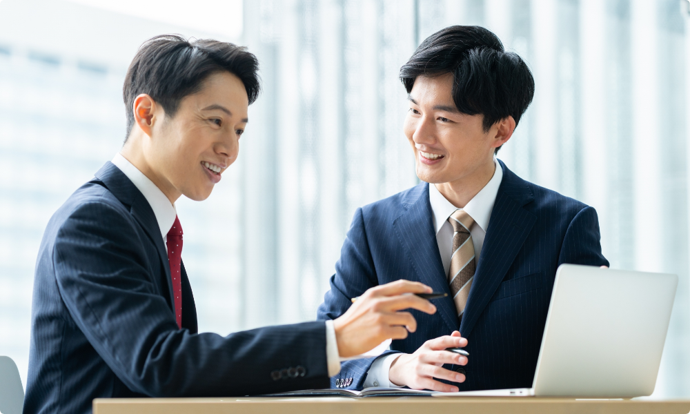 2人の男性が話している様子